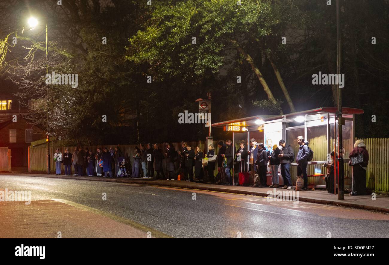 lunga fila di autobus di notte Foto Stock