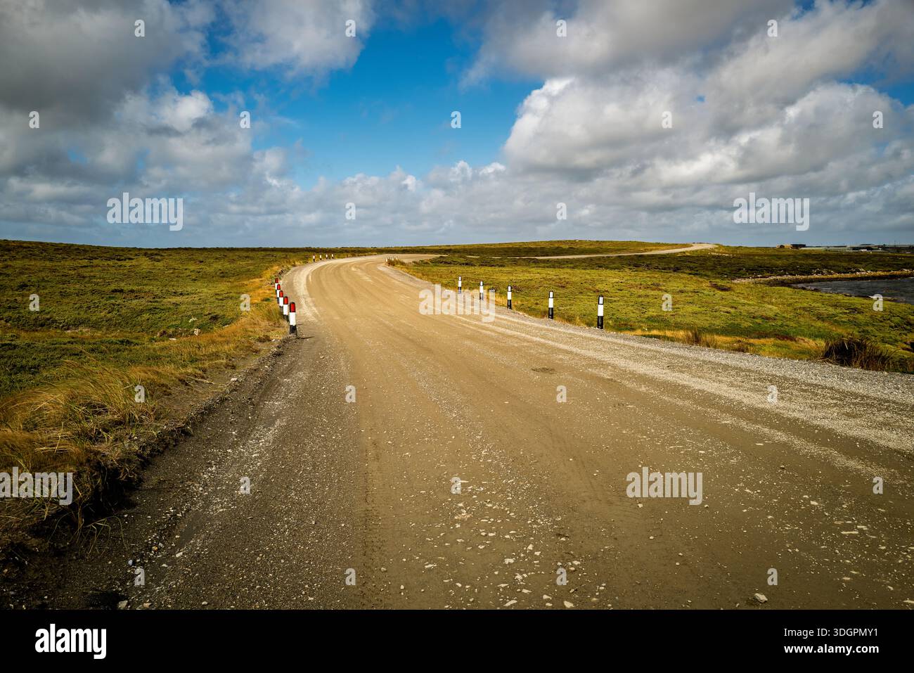 Questo percorso panoramico si snoda attraverso colline ondulate e campi aperti, invitanti esplorazioni e avventure in un viaggio in lontananza Foto Stock