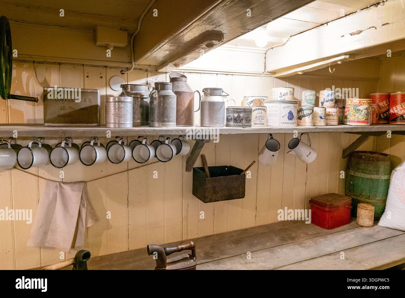Oslo, Norvegia - 3 settembre 2025: Vista dall'interno della galea della nave esplorativa polare Fram nel Museo Fram nel centro di Oslo Foto Stock