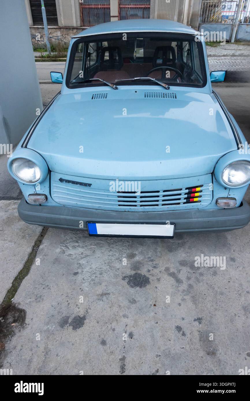 Vista frontale di una Trabant 601 blu, iconica auto della Germania Est dell'era della RDT, parcheggiata su una strada della città Foto Stock