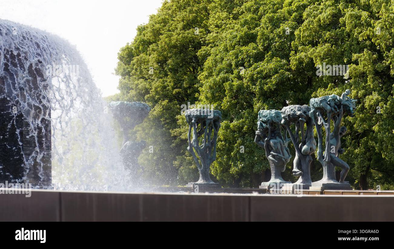 Oslo, Norvegia - 18 maggio 2025: La fontana del Parco Vigeland presenta acqua corrente e sculture in bronzo adagiate su vibranti alberi verdi Foto Stock
