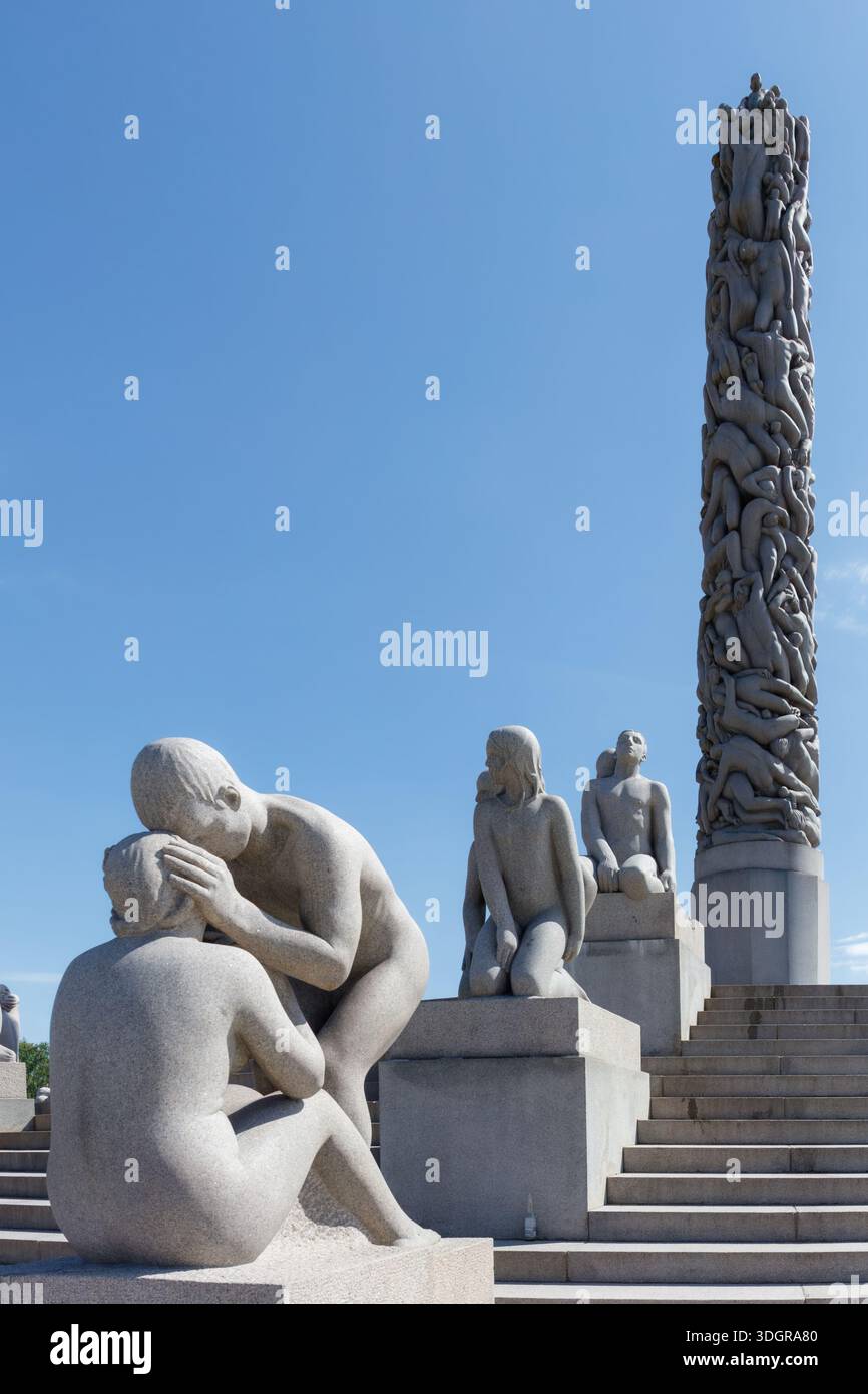 Oslo, Norvegia - 18 maggio 2025: Vigeland Park espone un alto monolite di pietra e diverse figure umane, catturando diverse espressioni di connessione ed e Foto Stock