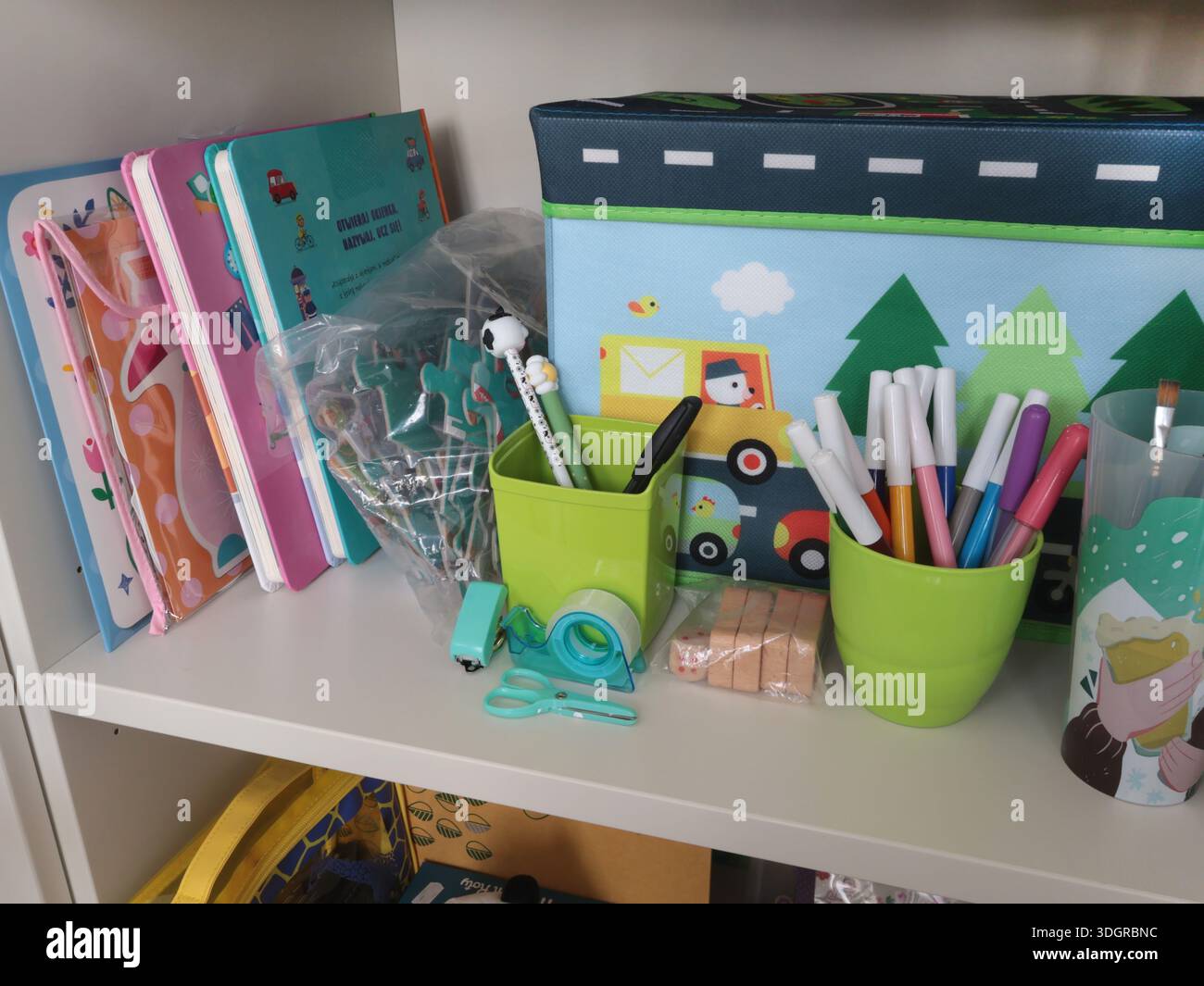 Nuovi giocattoli per bambini moderni in un armadietto bianco sullo scaffale. Pulizia e conservazione a casa. Design e ordine. Foto Stock