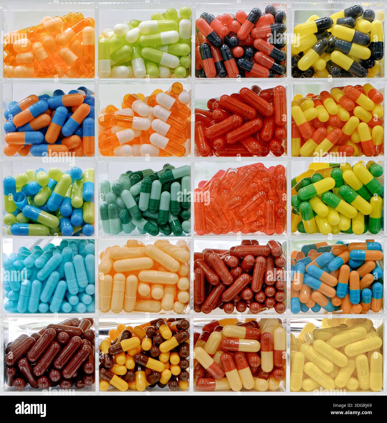 Capsule vuote colorate assortite per farmaci, primo piano, sfondo astratto Foto Stock