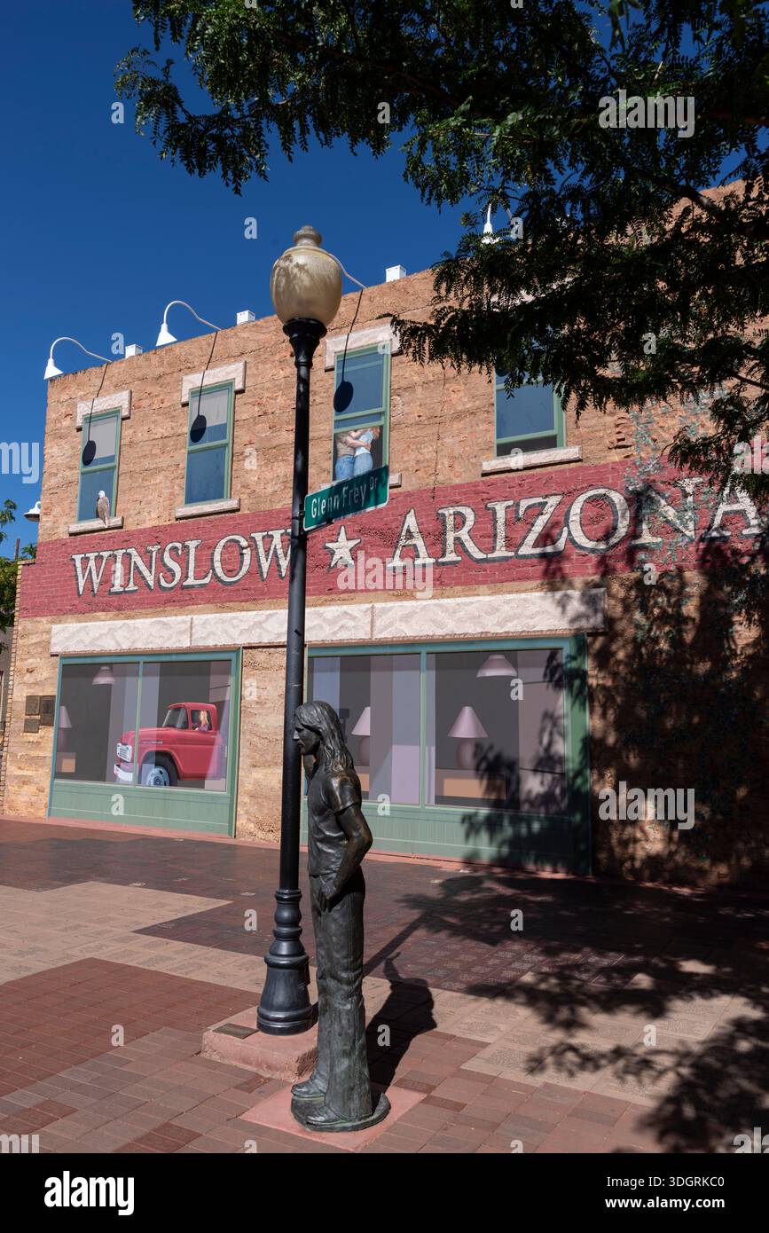 Statua di Glenn Frey a Standing-on-A-Corner Park sulla Route 66, Winslow, Arizona Foto Stock