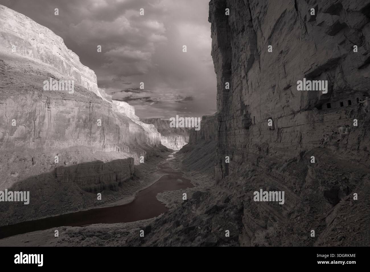 Granaio Anasazi e fiume Colorado ad agosto, da Nankoweap, Marble Canyon, Grand Canyon National Park, Arizona Foto Stock