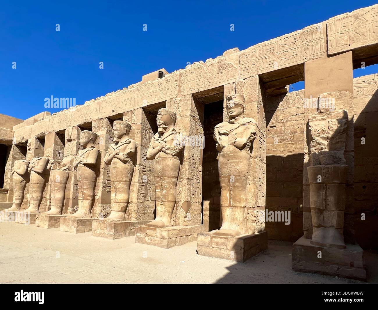 Statue di Ramsete II come Osiride, complesso del tempio di Karnak vicino a Luxor, Egitto. Foto Stock