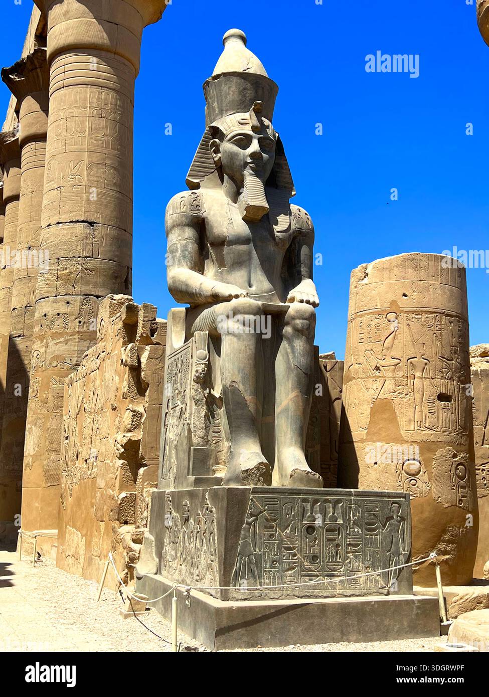 Statua di Ramses II, Tempio di Luxor, Luxor, Egitto. Foto Stock