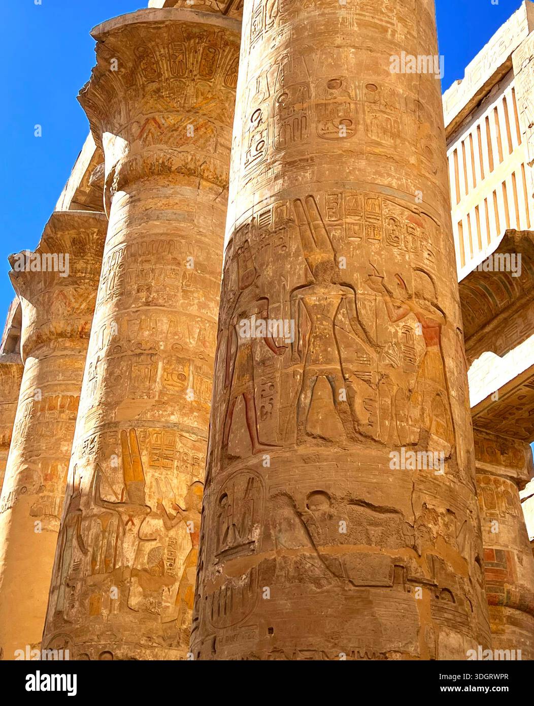 La grande sala Ipostilio nel recinto di Amon-re, periodo del nuovo Regno, complesso del Tempio di Karnak vicino Luxor, Egitto. Foto Stock
