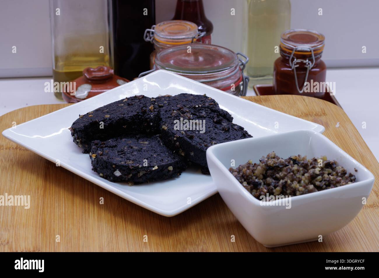 Budino nero e haggis con piatti scozzesi appena cucinati Foto Stock
