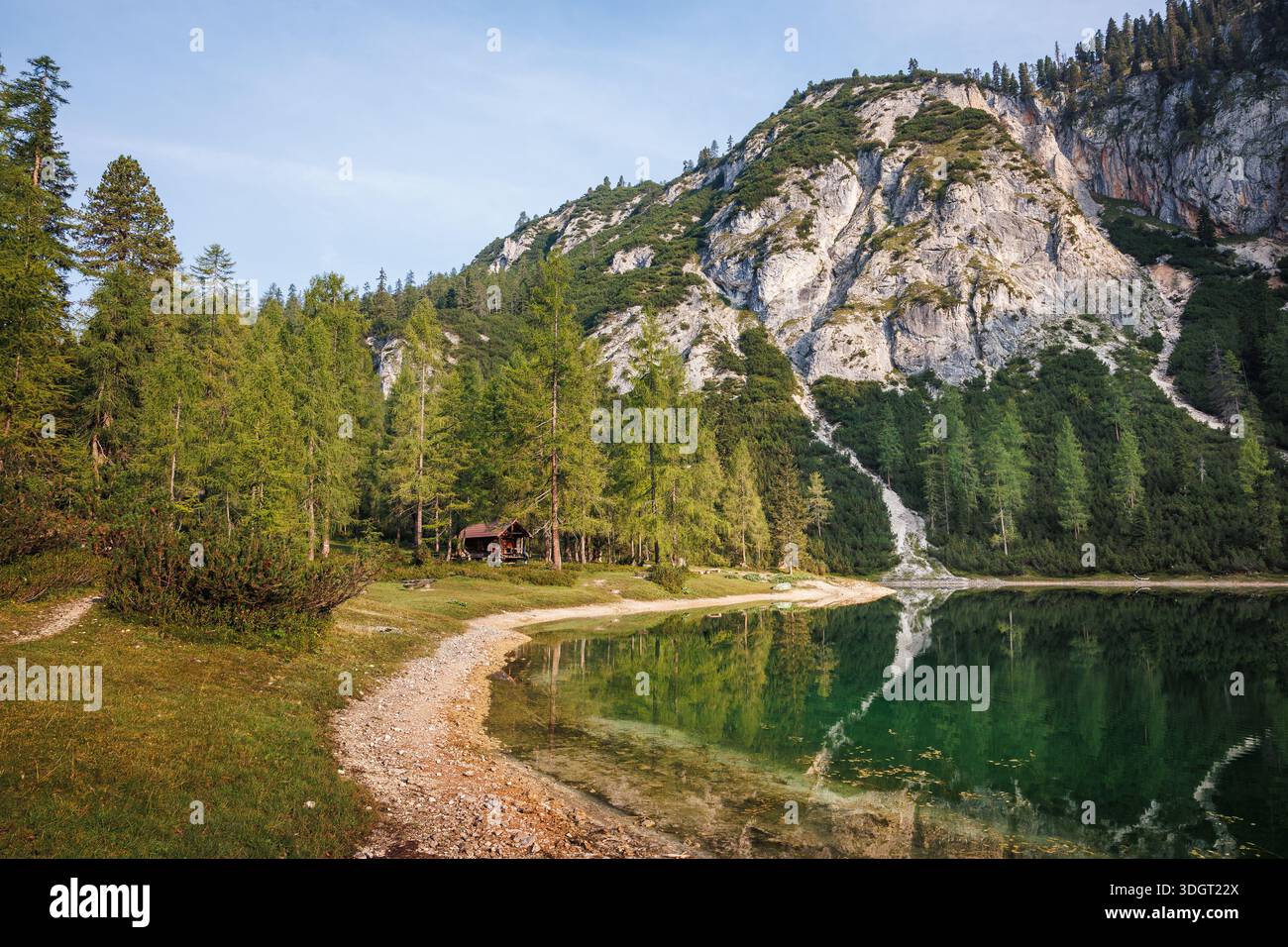 Lago Ahornsee nelle Alpi europee, Stiria, Austria. Paesaggio naturale con capanna in legno e riflessi di foresta e roccia sulla superficie dell'acqua Foto Stock
