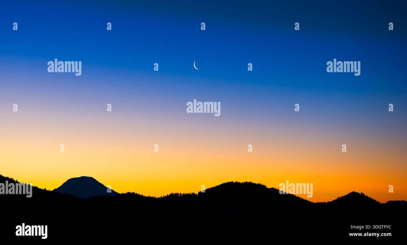 WA26984-00-c..... WASHINGTON - Monte Adams in lontananza con la luna crespenta. Dal Bruni's Snow Bowl Hut, parte della Mount Tahoma Trail Association Foto Stock