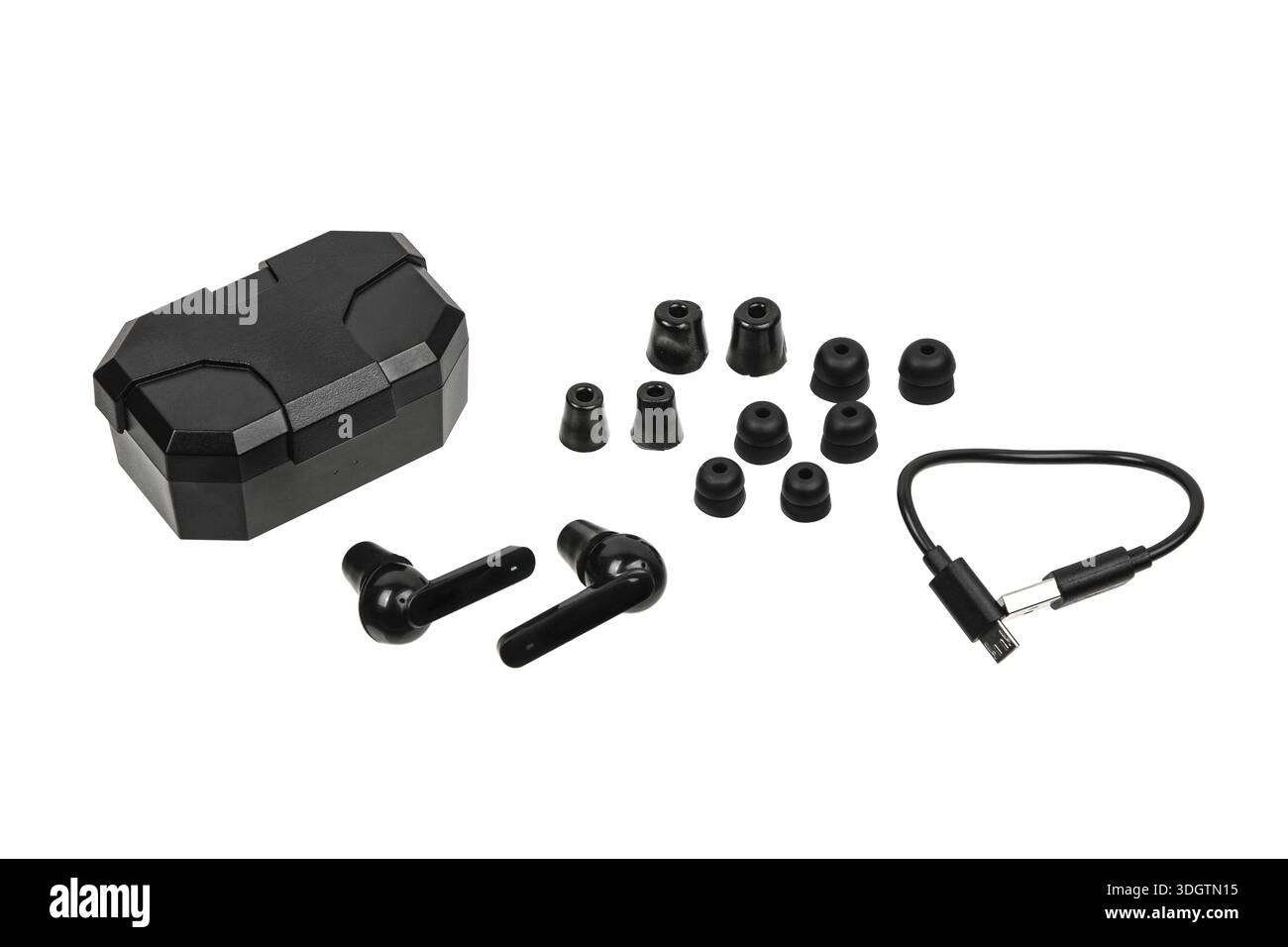 Kit di auricolari wireless neri con custodia di ricarica, cuscinetti e cavo USB. Foto Stock