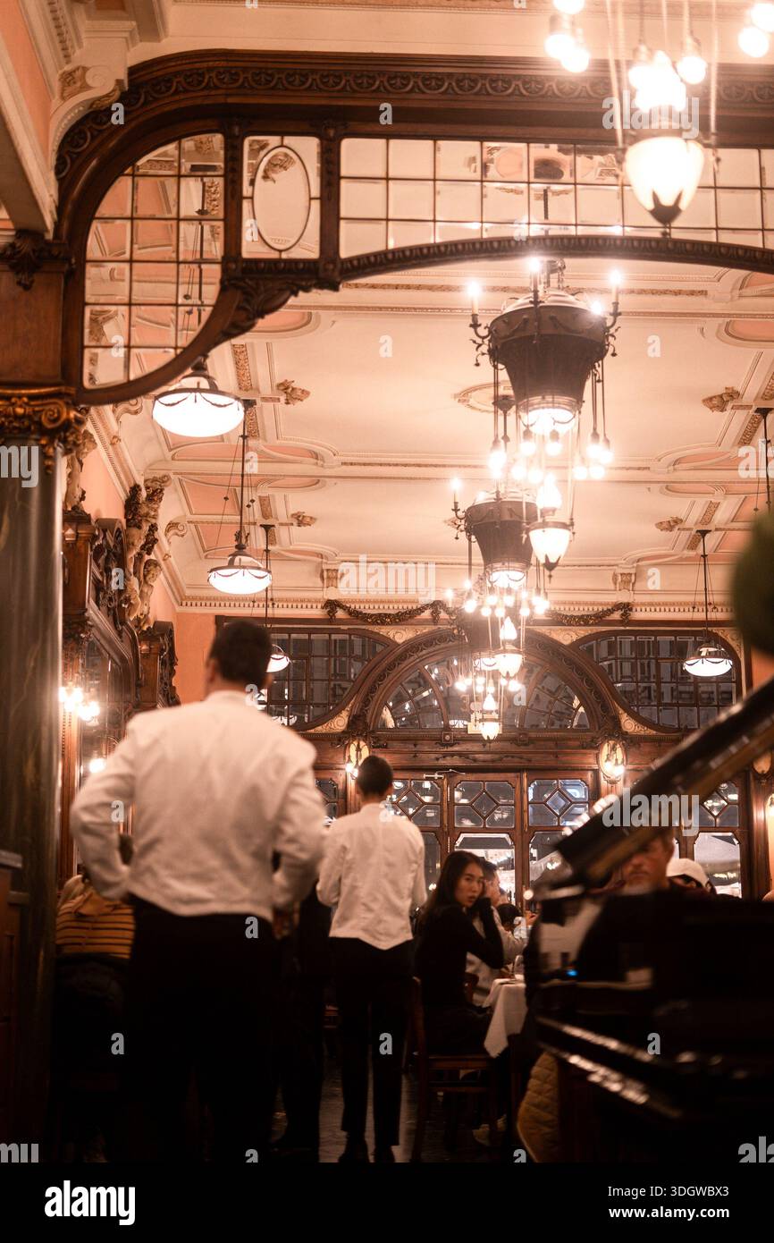 Interno del Café Majestic, nella città di Porto Foto Stock