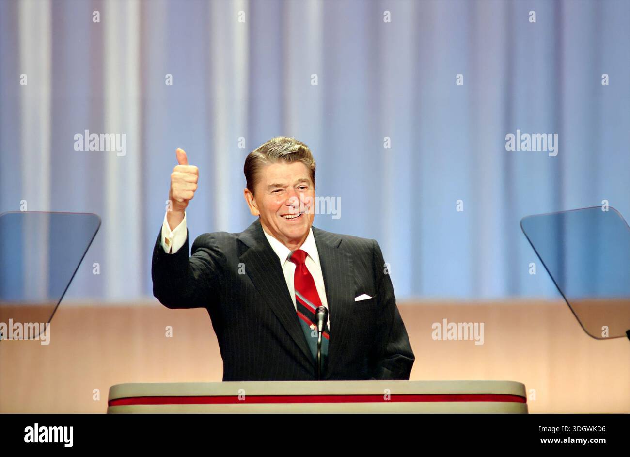 Il presidente degli Stati Uniti Ronald Reagan dà il segnale "Thumbs Up" durante la Convention nazionale repubblicana del 1988, Superdome, New Orleans, Louisiana, USA, Presidente Ronald Reagan White House Photographic Office, 15 agosto 1988 Foto Stock