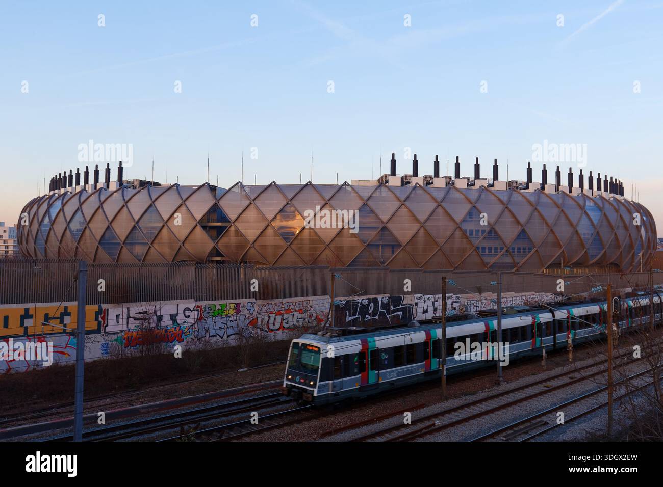 La Courneuve, Francia - 18 gennaio 2026 : il campus del Paris Digital Park di Digital Realty dispone di quattro data center interconnessi a la Courneuve, un distri Foto Stock