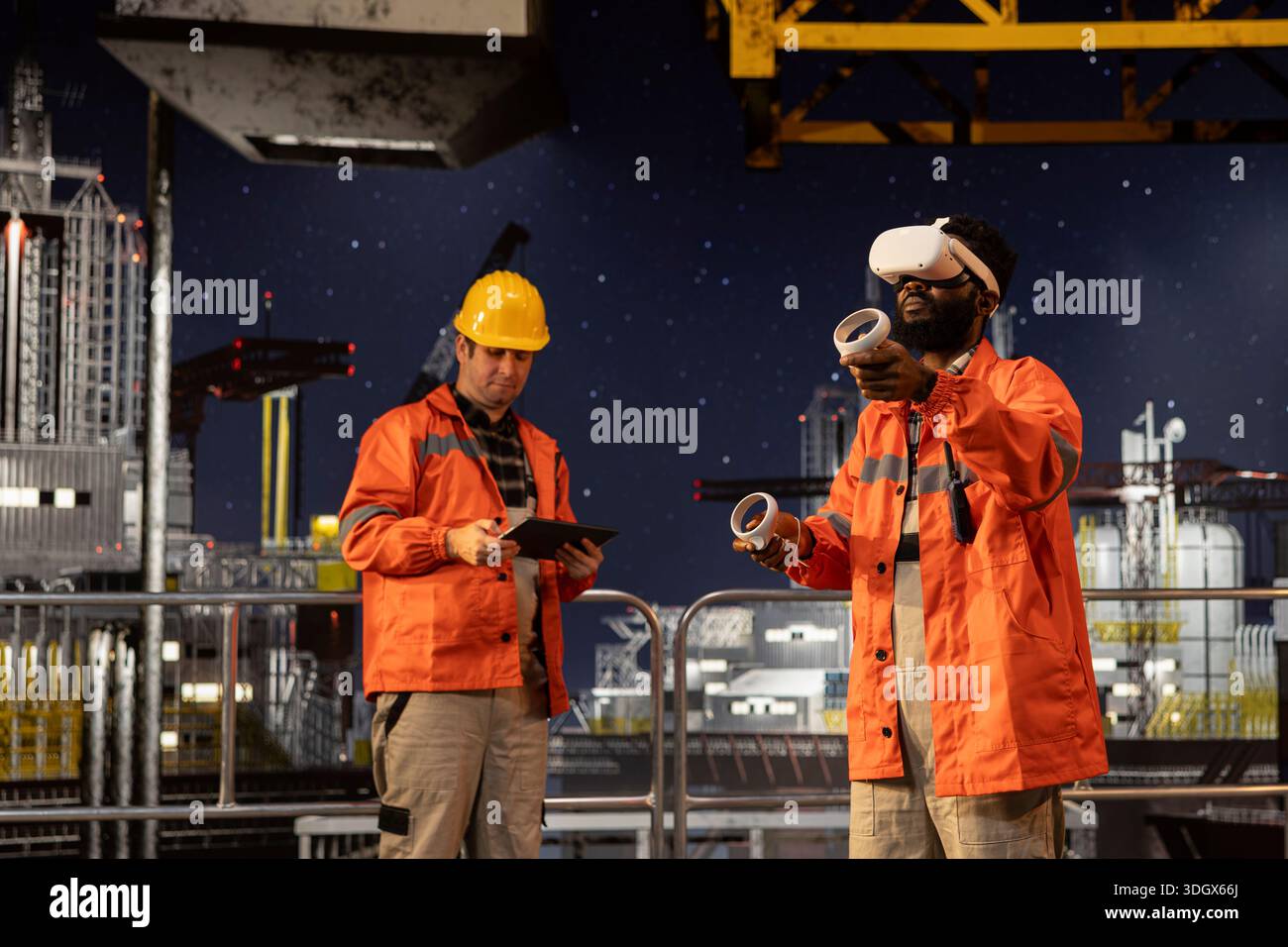 L'ingegnere afroamericano con occhiali VR supervisiona le operazioni di perforazione offshore, utilizzando attrezzature immersive per la realtà virtuale per la formazione e la manutenzione. Visualizzazione di sicurezza sul pianale della piattaforma di perforazione per olio. Foto Stock