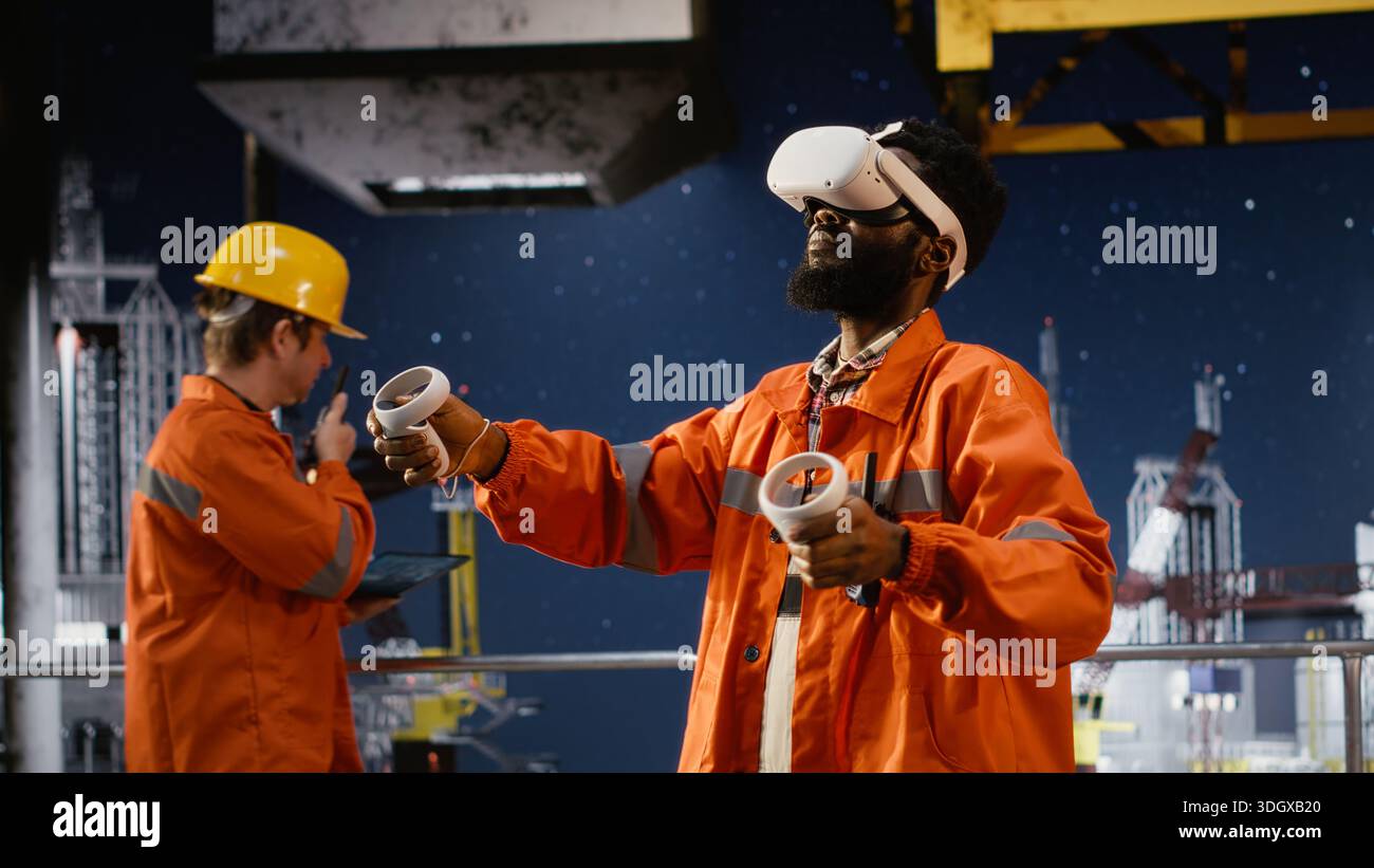 L'ingegnere nero con occhiali VR supervisiona le operazioni di perforazione offshore, utilizzando apparecchiature di realtà virtuale immersive per la formazione e la manutenzione. Visualizzazione di sicurezza sul pianale della piattaforma di perforazione per olio. Foto Stock