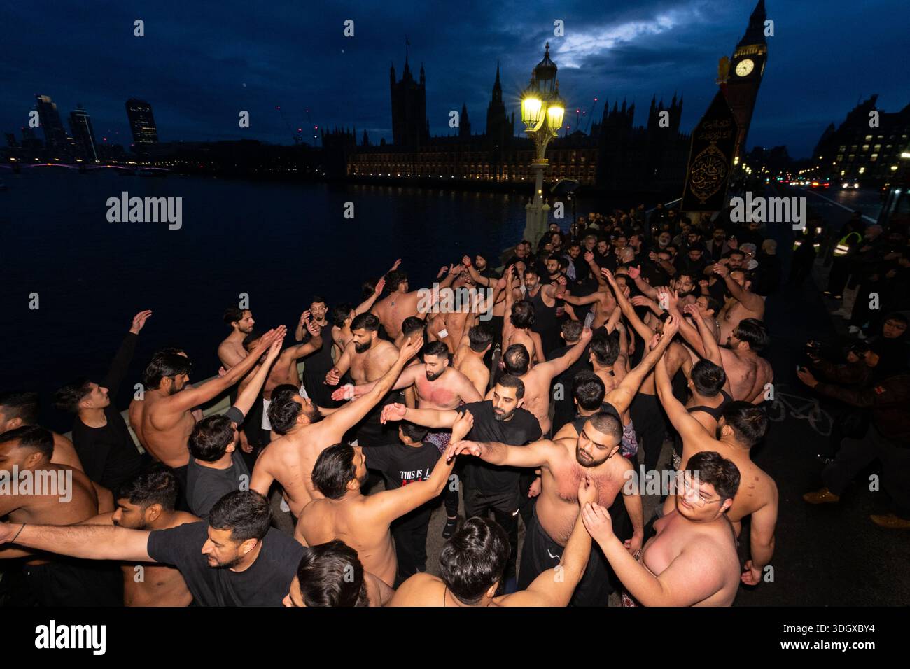 Londra, Regno Unito. 18 gennaio 2026. I fedeli hanno visto picchiarsi sul petto. I musulmani sciiti si riunirono al ponte di Westminster per commemorare il martirio dell'Imam Musa al-Kazim prendendo parte a una processione religiosa caratterizzata da rituali battiti sul petto noti come Azadari e Matam. L'osservanza annuale onora il settimo Imam sciita e serve come espressione pubblica di lutto, sacrificio e devozione all'interno della tradizione islamica sciita. Credito: SOPA Images Limited/Alamy Live News Foto Stock