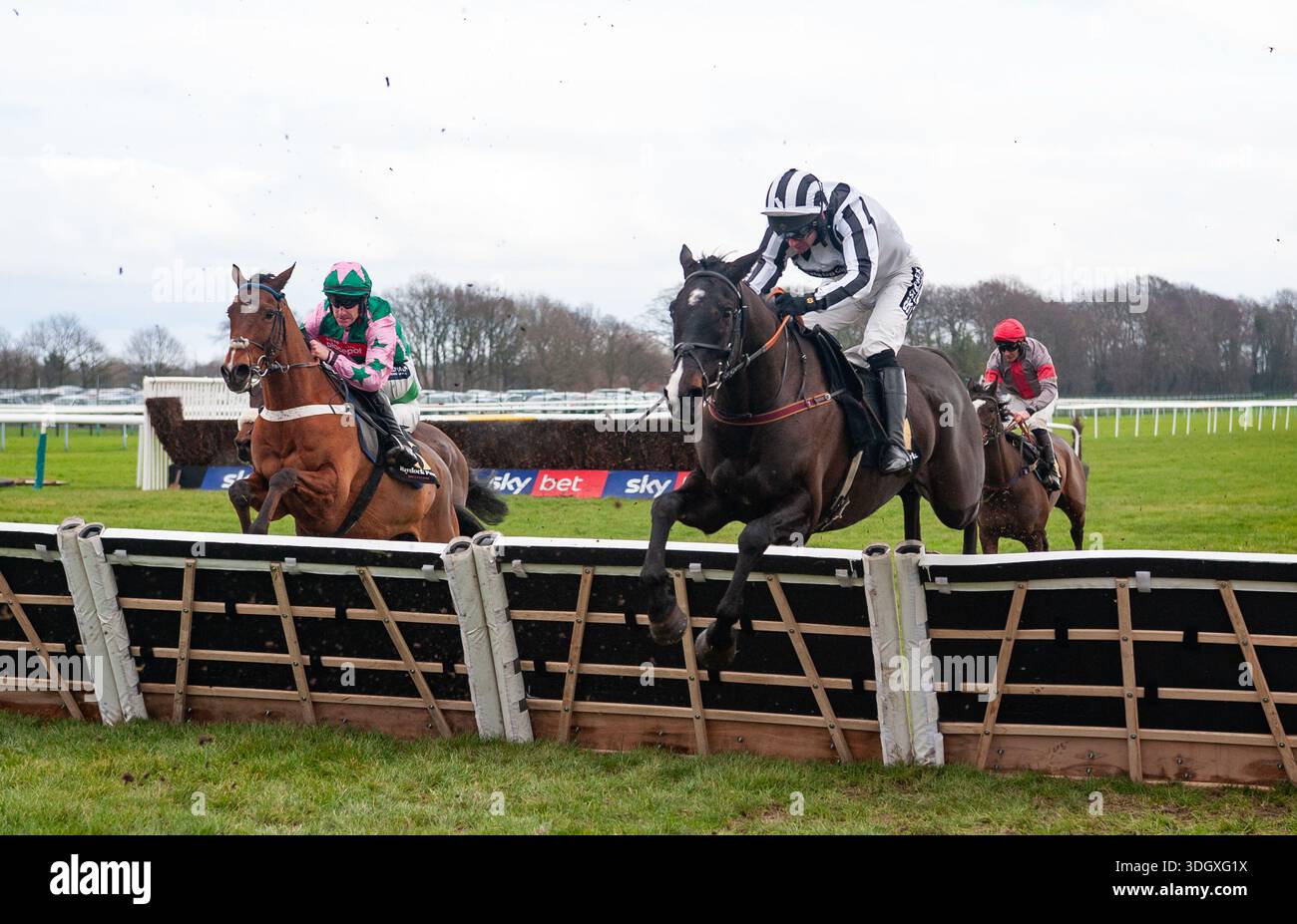 Caballo De Guerra e Derek Fox saltano un ostacolo all'Haydock nell'ostacolo handicap dello Sky Bet Club. Accreditare le immagini equine JTW Foto Stock