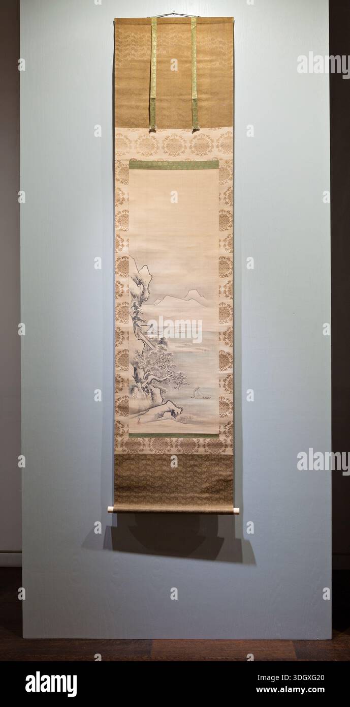 Fei Jiang-fang con una gru di Kanô Tsunenobu, fine XVII-inizio XVIII secolo, inchiostro su rotolo appeso alla seta raffigurante una figura immortale in abiti accanto a un albero di pino che domina montagne nebbiose e acqua Foto Stock