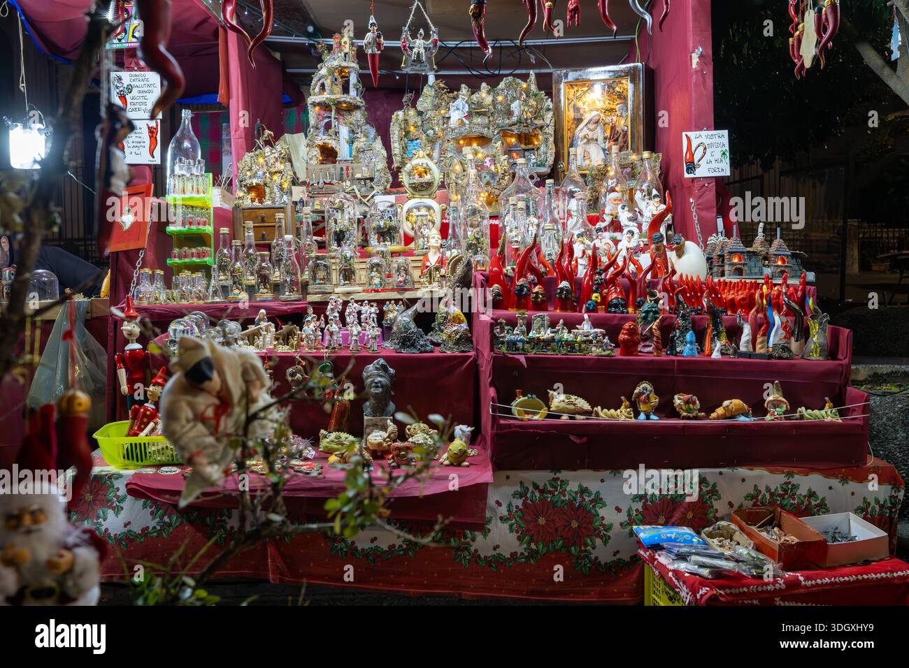 Tradizionale stalla natalizia napoletana con presepi e ciondoli fatti a mano. Napoli, Italia - 26 dicembre 2025: Un mercato di strada festoso che espone presepi artigianali, peperoncino rosso, portafortuna e figure di Pulcinella nel centro storico. Napoli NA Italia Copyright: XGennaroxLeonardix Foto Stock
