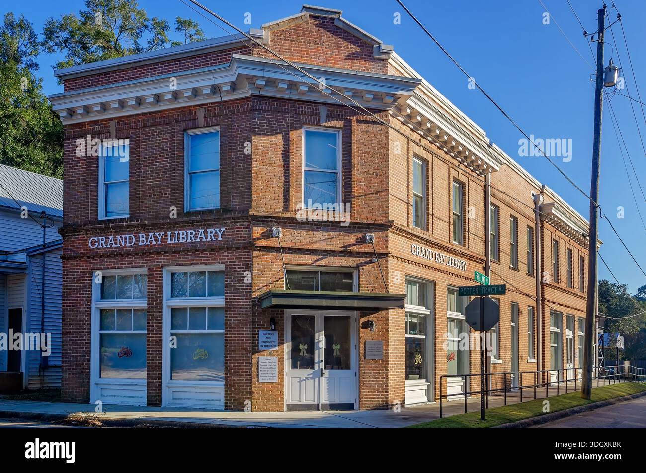 Grand Bay, Alabama, USA - 10 dicembre 2025: La Grand Bay Library è raffigurata a Grand Bay, Alabama. Foto Stock