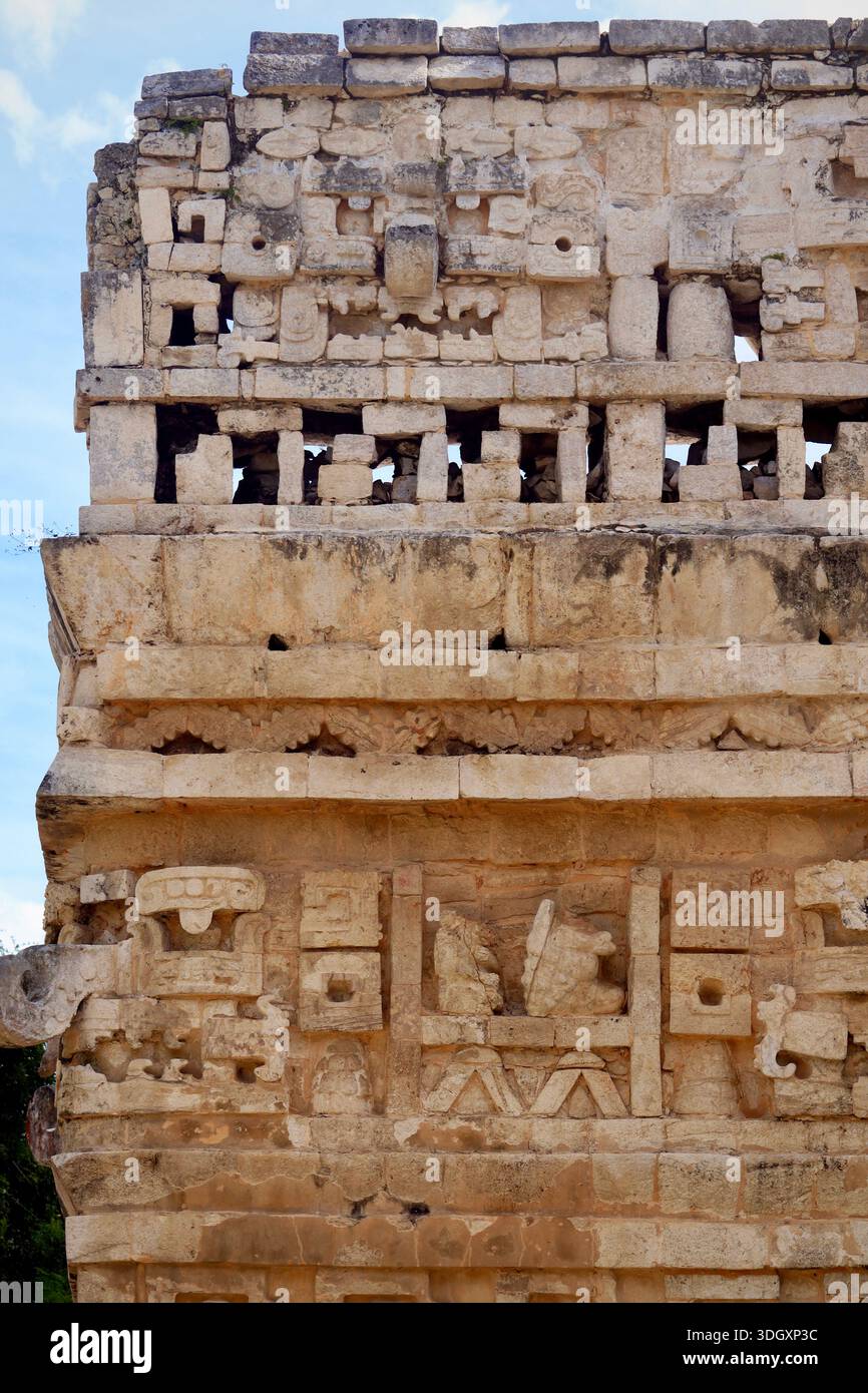 La Iglesia, Chichén Itzá, Messico. Una struttura in stile Puuc riccamente decorata con maschere di Chaac, il dio della pioggia Maya, che riflette la civiltà. Foto Stock