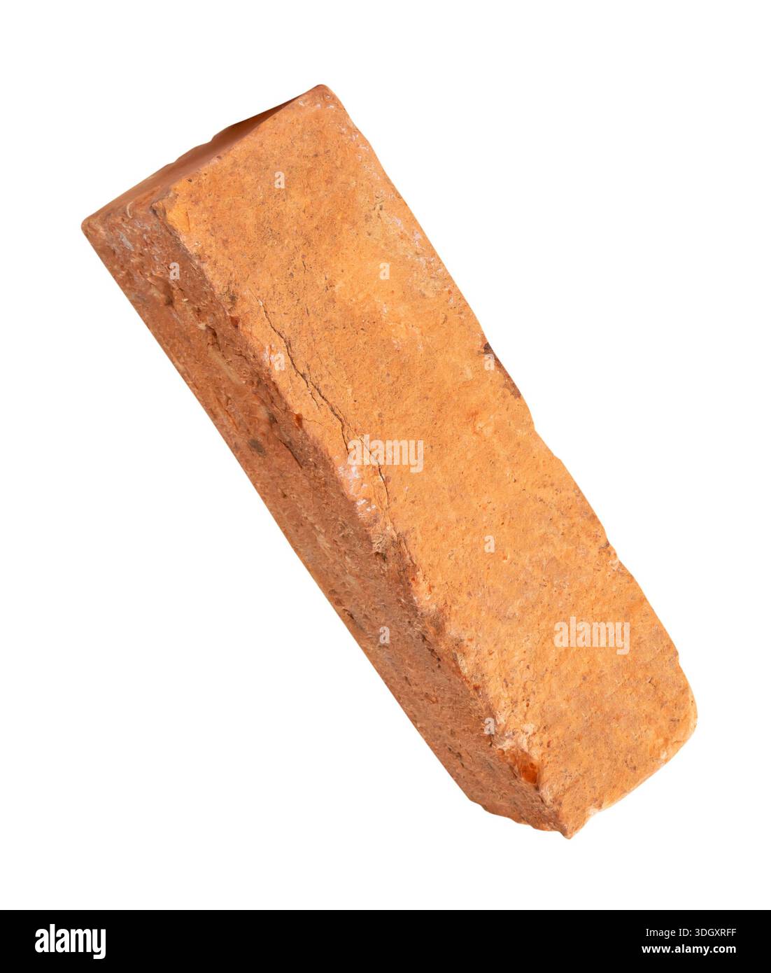 Un vecchio mattone rosso o arancione è isolato su sfondo bianco. con tracciato di ritaglio. Foto Stock