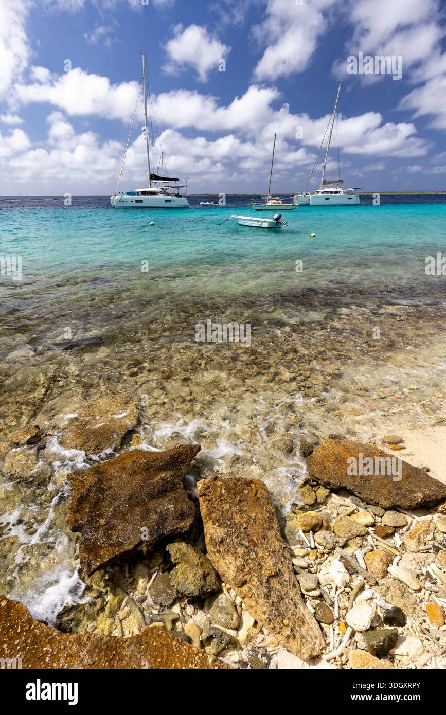 Vista costiera tropicale vicino a Kralendijk, capitale e porto principale di Bonaire nei Paesi Bassi caraibici Foto Stock