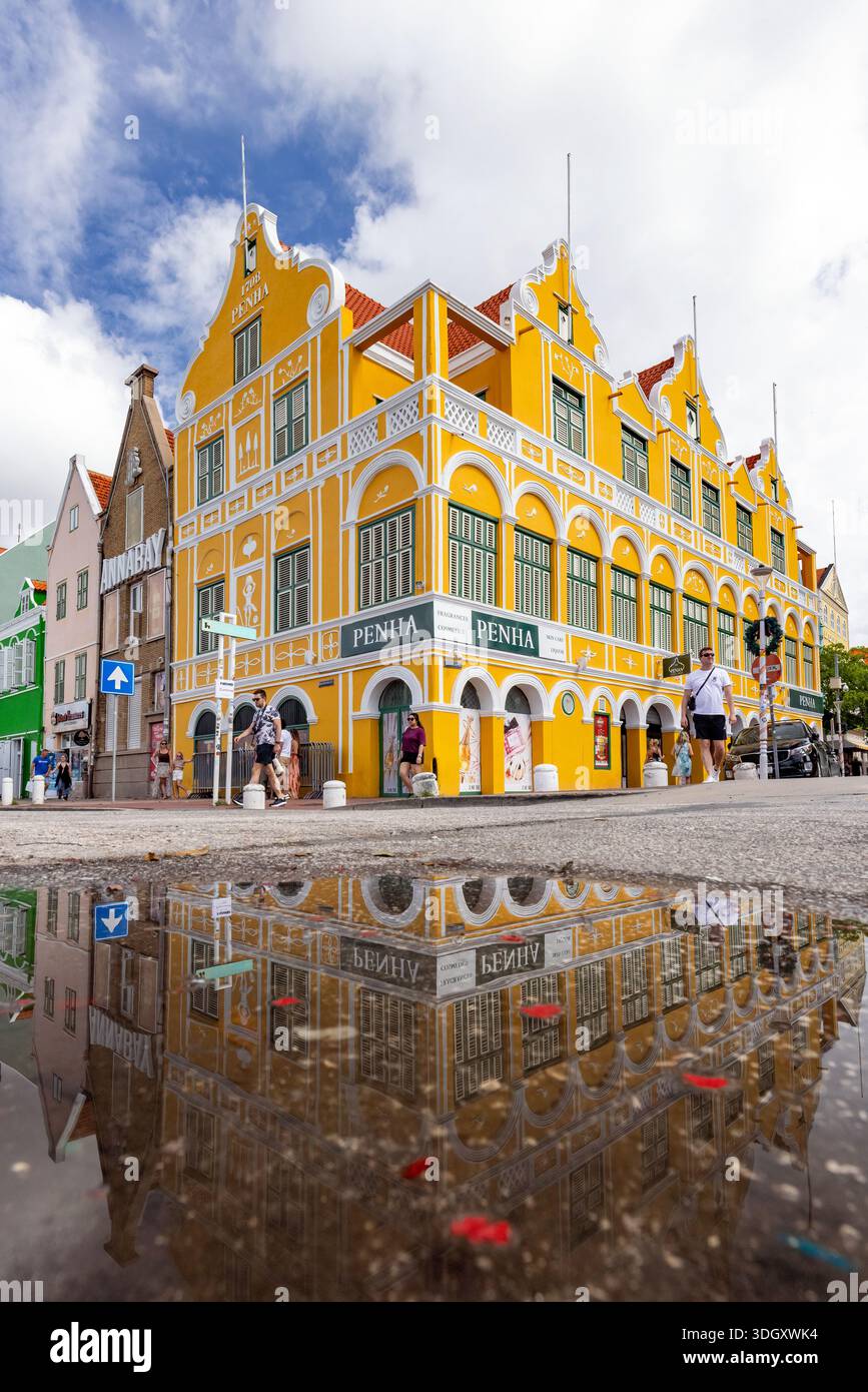 Colorata scena di strada nel centro di Willemstad, Curacao, paese insulare all'interno del Regno dei Paesi Bassi Foto Stock