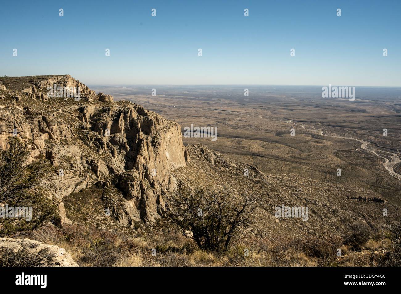 Affioramento roccioso e la valle sottostante dal Permian Reef Trail nel Guadalupe Mountains National Park Foto Stock