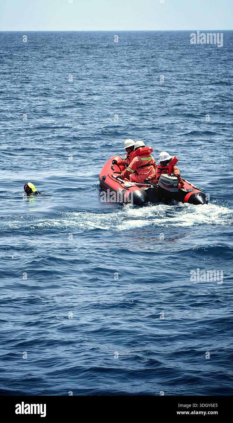 trapano uomo in mare effettuato da una nave d'equipaggio Foto Stock