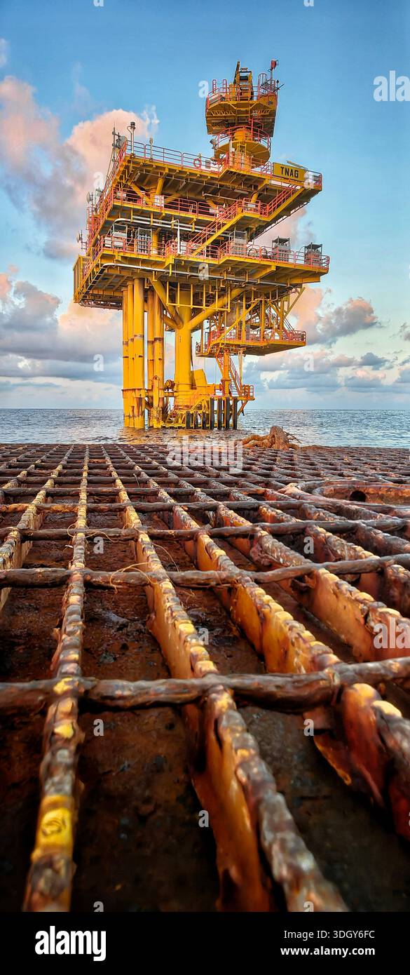 FPSO e piattaforma petrolifera in mare durante il giorno Foto Stock