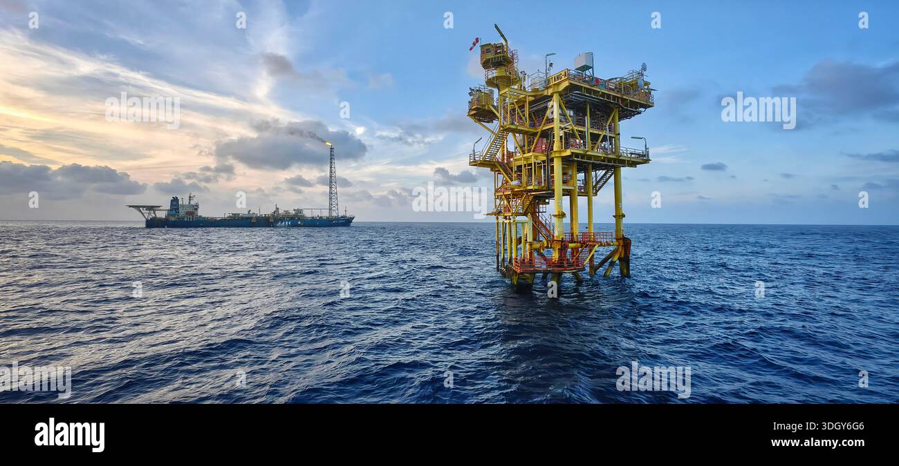 FPSO e piattaforma petrolifera in mare durante il giorno Foto Stock