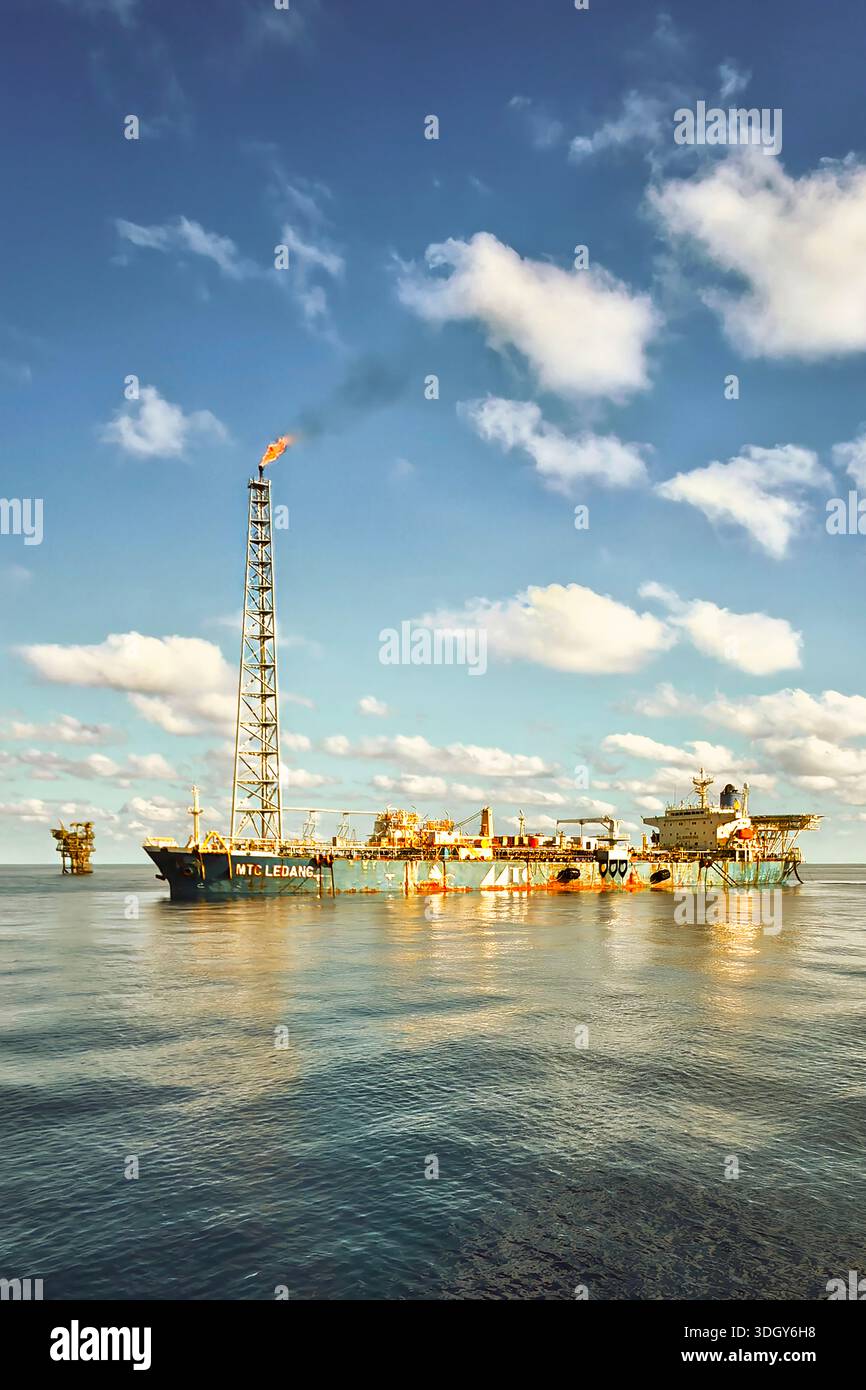 FPSO e piattaforma petrolifera in mare durante il giorno Foto Stock