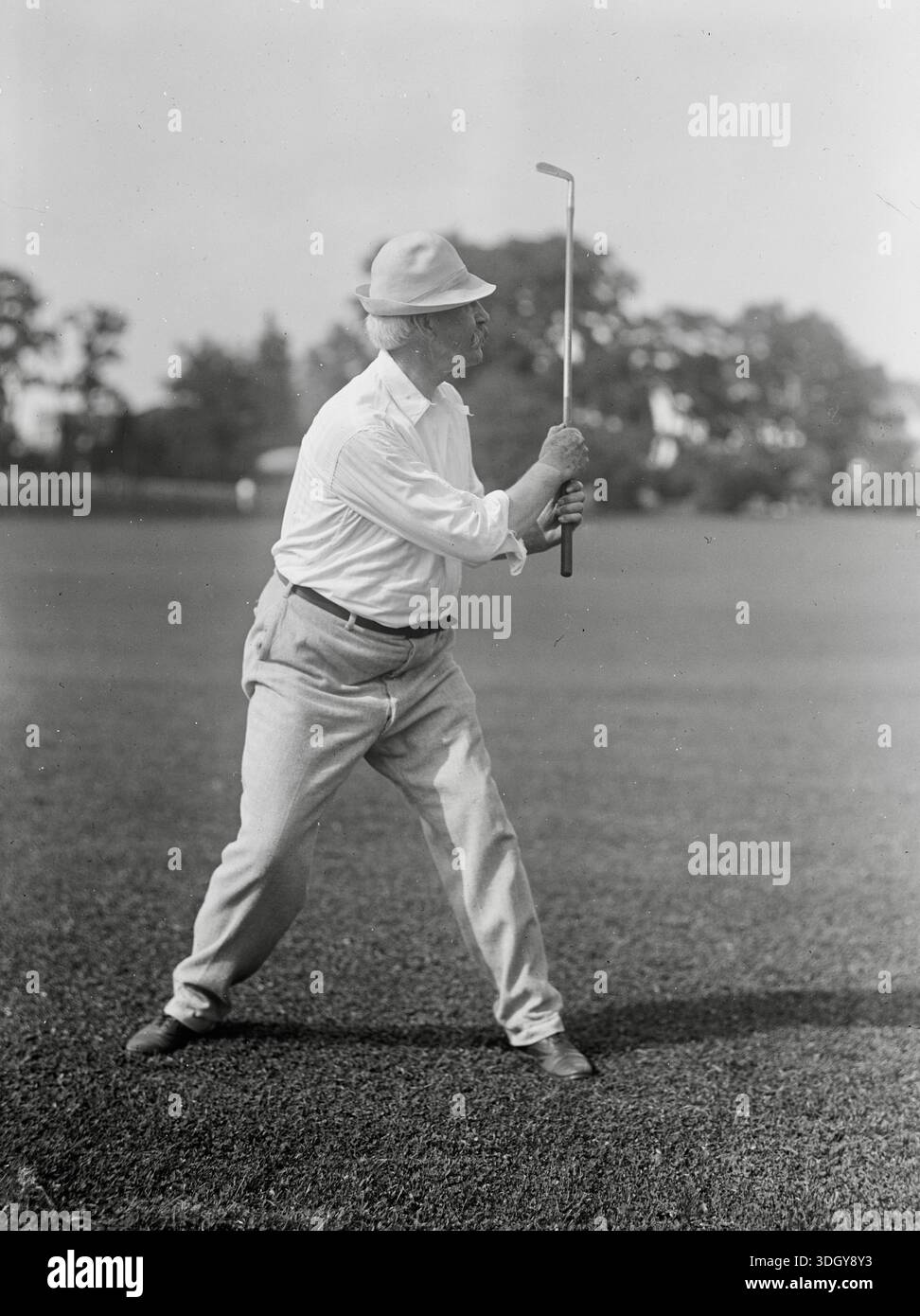 Albert Baird Cummins, Governatore dell'Iowa 1902-1908, senatore dell'Iowa 1908-1926, giocando a golf 1917. Foto Stock