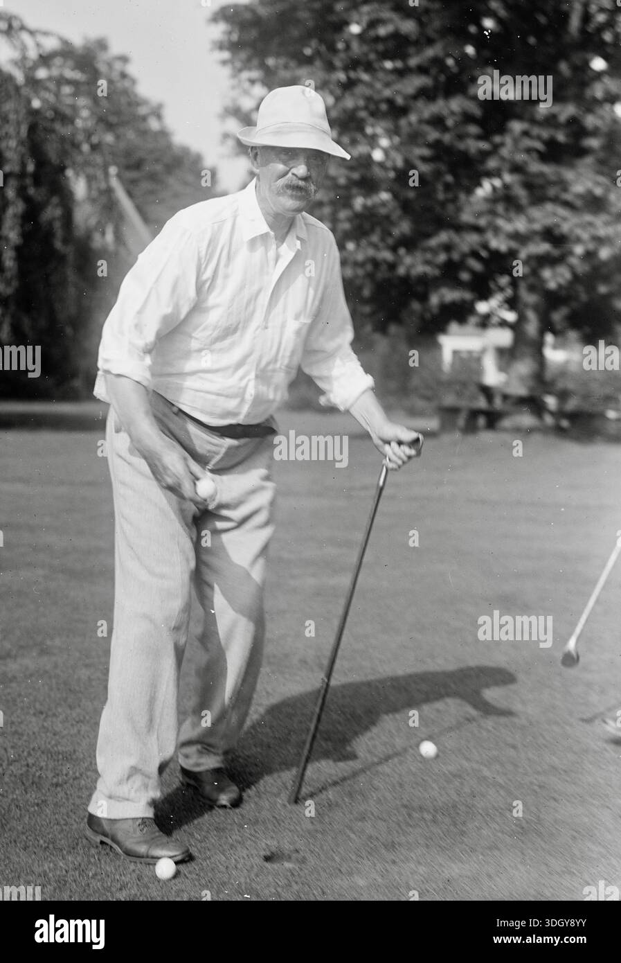 Albert Baird Cummins, Governatore dell'Iowa 1902-1908, senatore dell'Iowa 1908-1926, giocando a golf 1917. Foto Stock