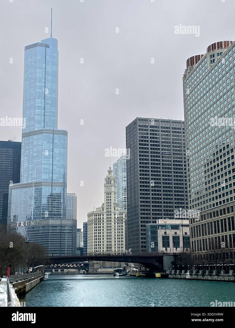 Grattacieli del centro di Chicago, tra cui la Trump Tower e lo storico Wrigley Building, dal fiume Chicago - Immagine stock catturata con smartphone