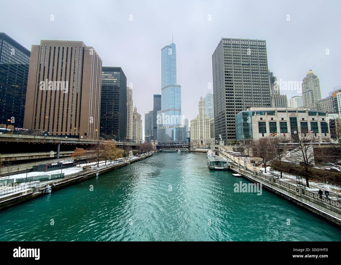 Grattacieli del centro di Chicago, tra cui la Trump Tower e lo storico Wrigley Building, dal fiume Chicago - Immagine stock catturata con smartphone