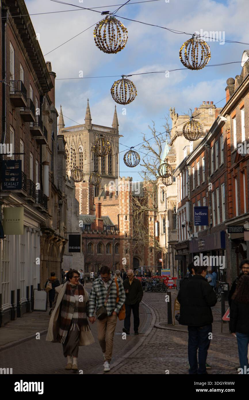 St Johns Street, Cambridge, Inghilterra, 2026 con la porta principale del St Johns College e la torre della cappella sullo sfondo Foto Stock