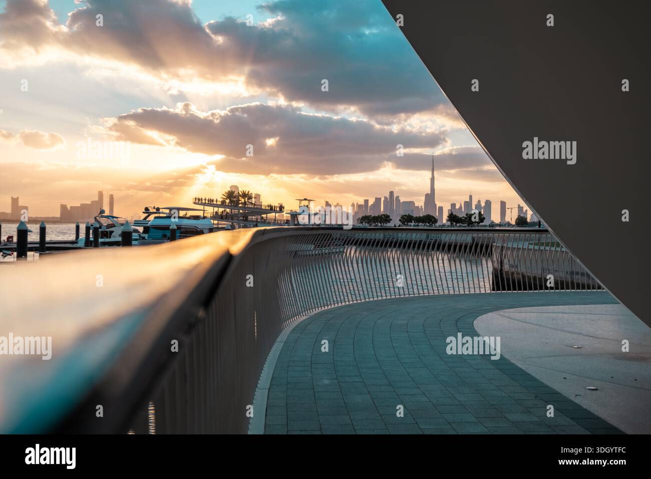 Spettacolare tramonto sullo skyline di Dubai con vista sul mare, adatto per immagini di sfondo 4K e grafica immobiliare Foto Stock