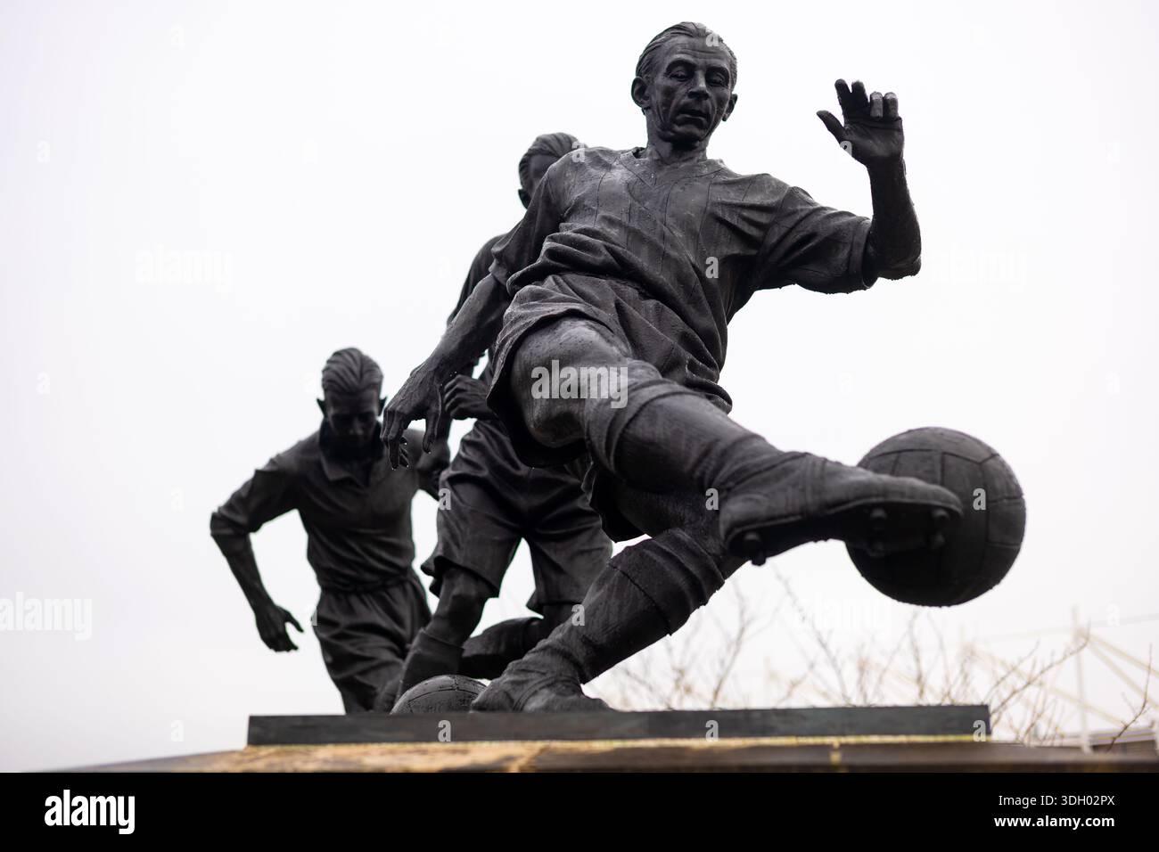 La scultura Sir Stanley Matthews Memorial degli artisti locali Julian Jeffrey, Carl Payne e Andy Edwards, fuori dallo stadio Bet365 di Stoke-on-Trent Foto Stock