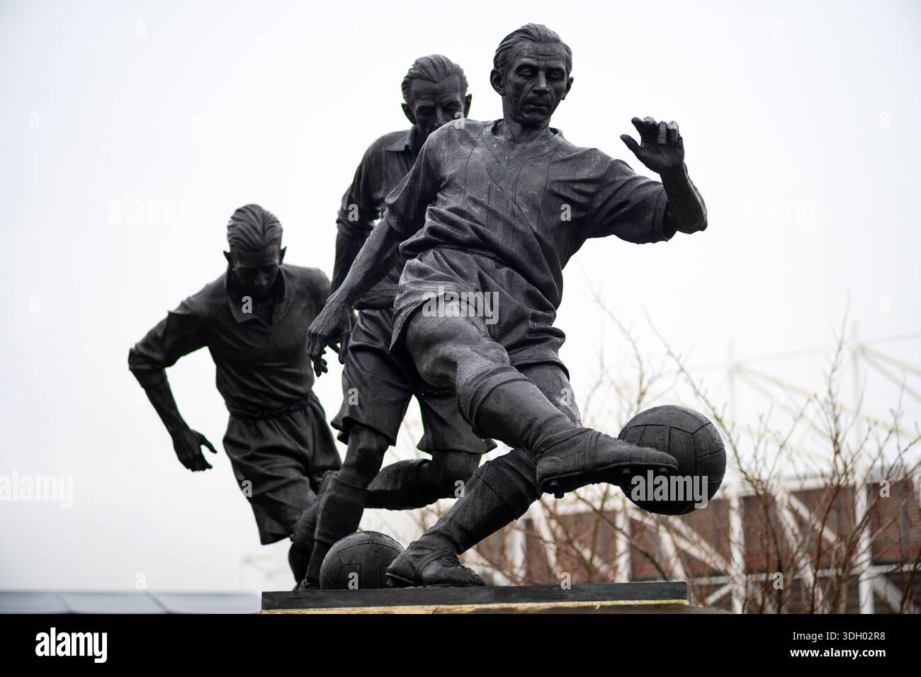 La scultura Sir Stanley Matthews Memorial degli artisti locali Julian Jeffrey, Carl Payne e Andy Edwards, fuori dallo stadio Bet365 di Stoke-on-Trent Foto Stock