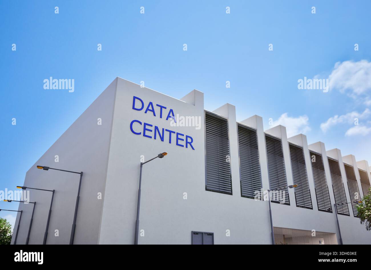 rendering 3d dell'edificio esterno del data center contro il cielo blu Foto Stock