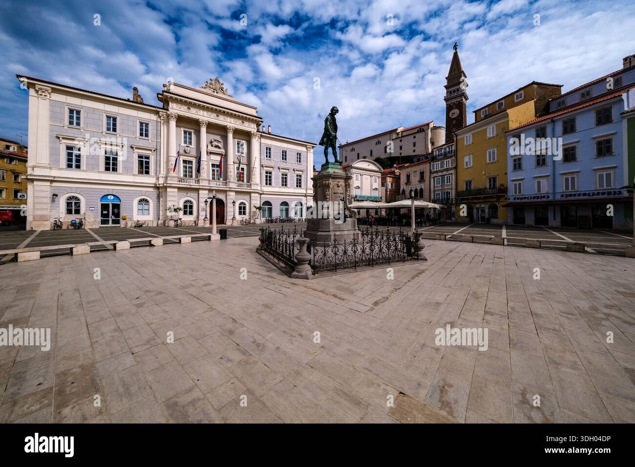 Ampia vista su Piazza Tartini centrale con il monumento di Giuseppe Tartini, il Municipio e il campanile della Parrocchia di San Giorgio in lontananza. Foto Stock