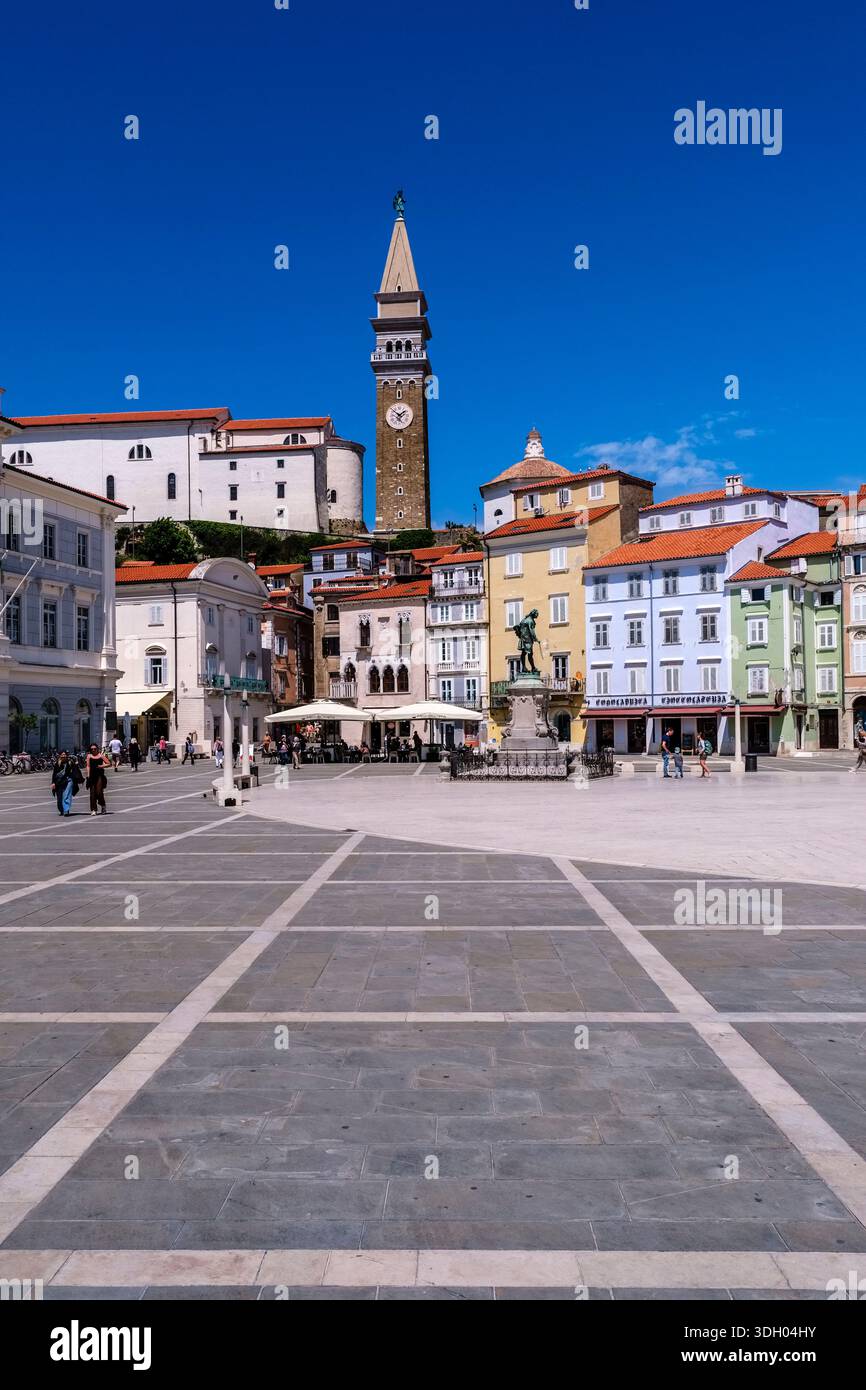 Ampia vista sulla Piazza centrale Tartini con il Municipio e la Chiesa Parrocchiale di San Giorgio con il suo prominente campanile in lontananza. Foto Stock