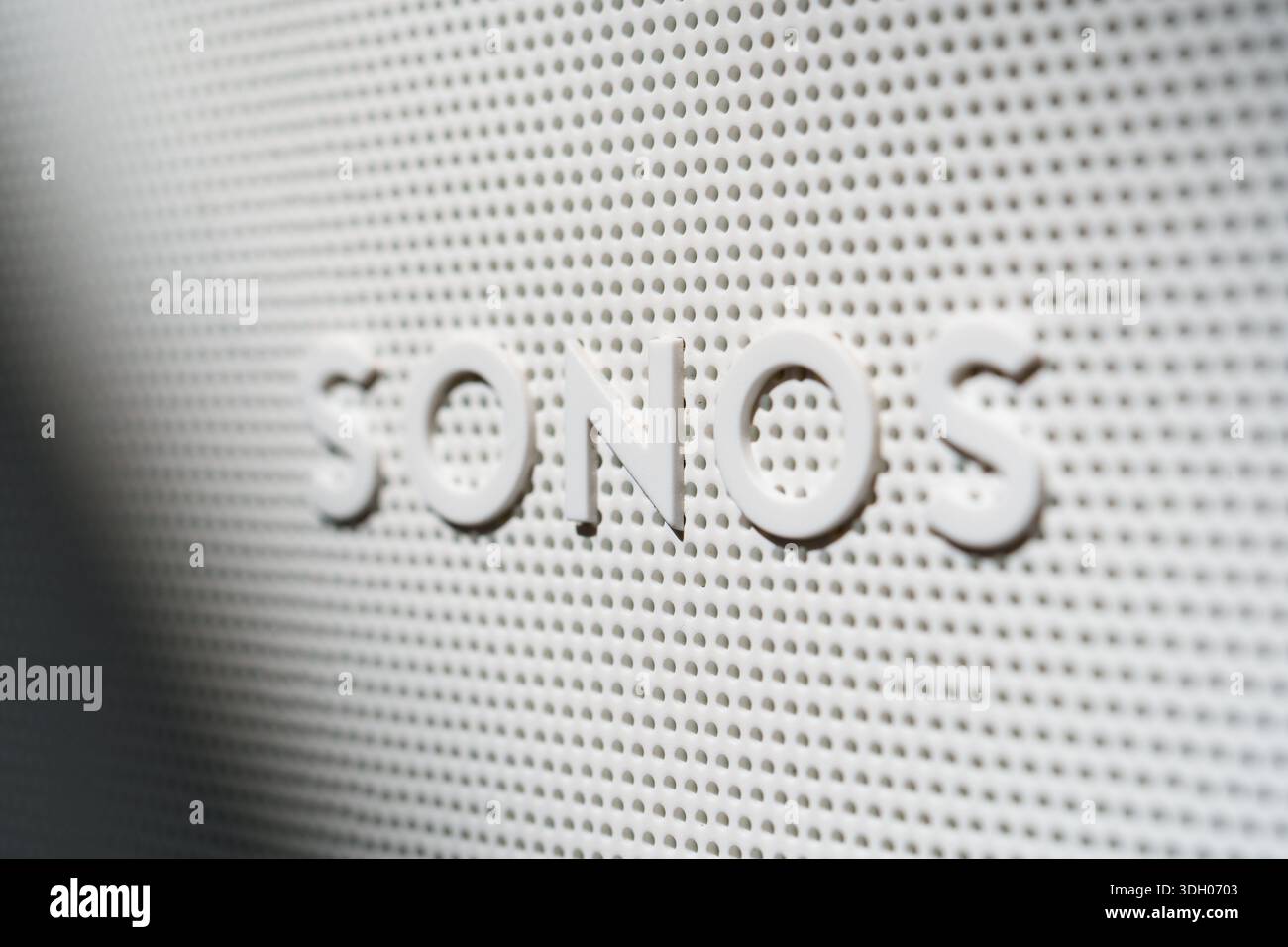 Logo del produttore dell'apparecchiatura audio SONOS su una soundbar bianca Foto Stock