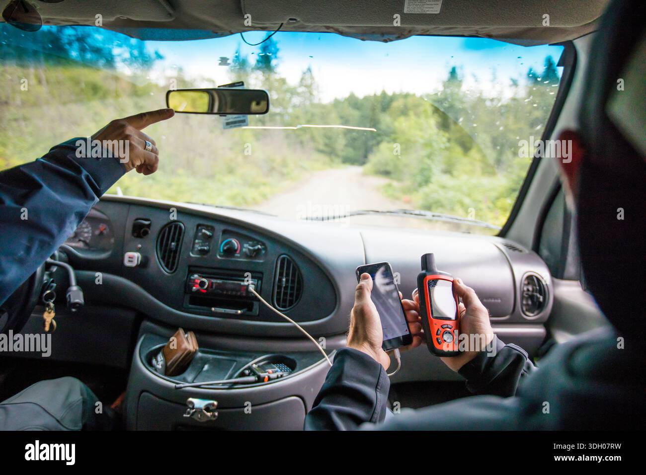 Le guide alpine navigano utilizzando il GPS in un pulmino 4x4. Foto Stock
