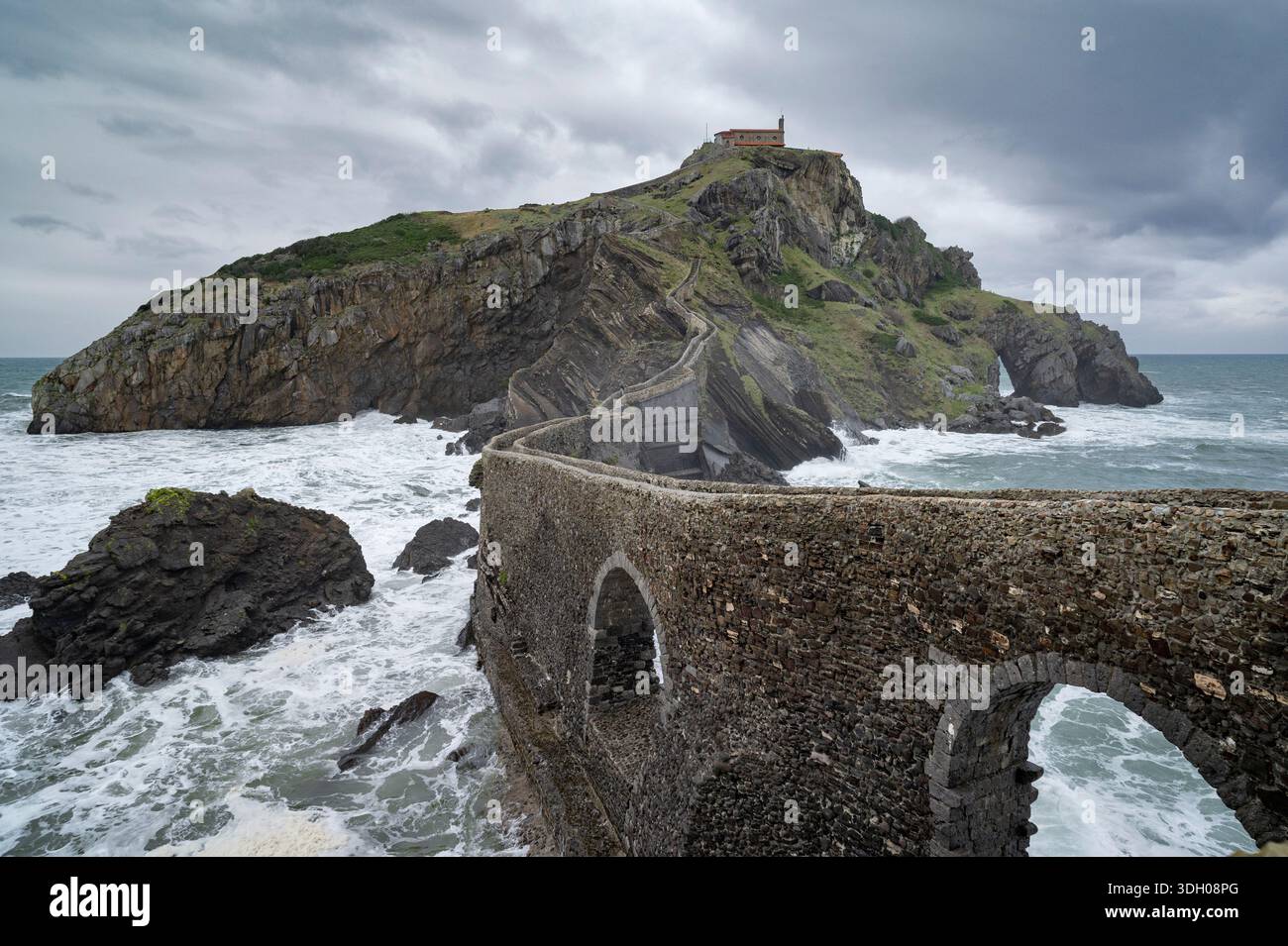 Spettacolare vista dell'isolotto e del ponte di San Juan de Gaztelugatxe Foto Stock